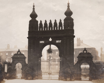 Archive image: Victoria Arch entrance to Peel Park in 1913.