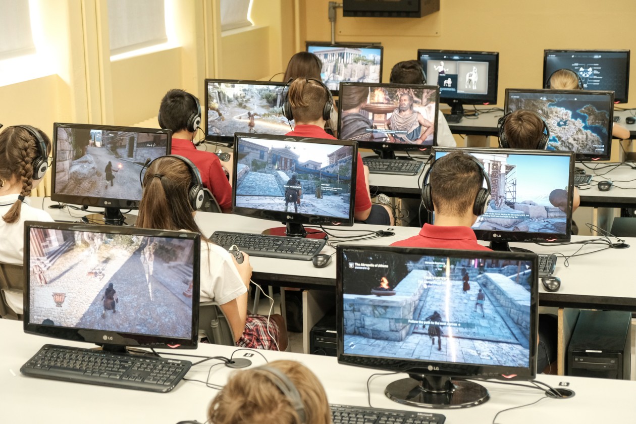Students playing the Assassins Creed Discovery Tour in Sacrement College